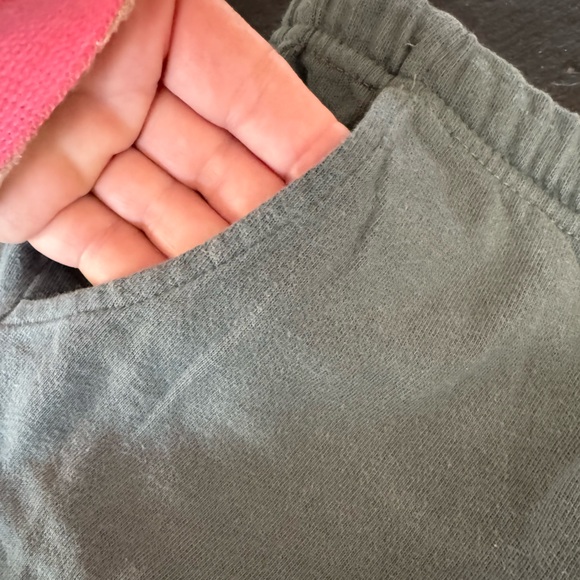 VUORI shorts in EXCELLENT CONDITION! ✨Like NEW✨lots of pockets! Zoom in 4 more: - Picture 10 of 11